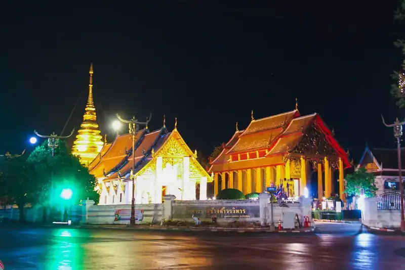 วัดพระธาตุช้างค้ำวรวิหารยามค่ำคืน เมืองน่าน